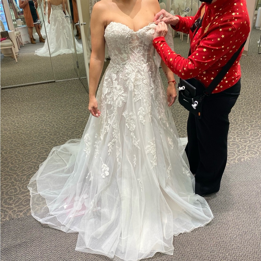 David’s bridal wedding dress Brand New size 8.